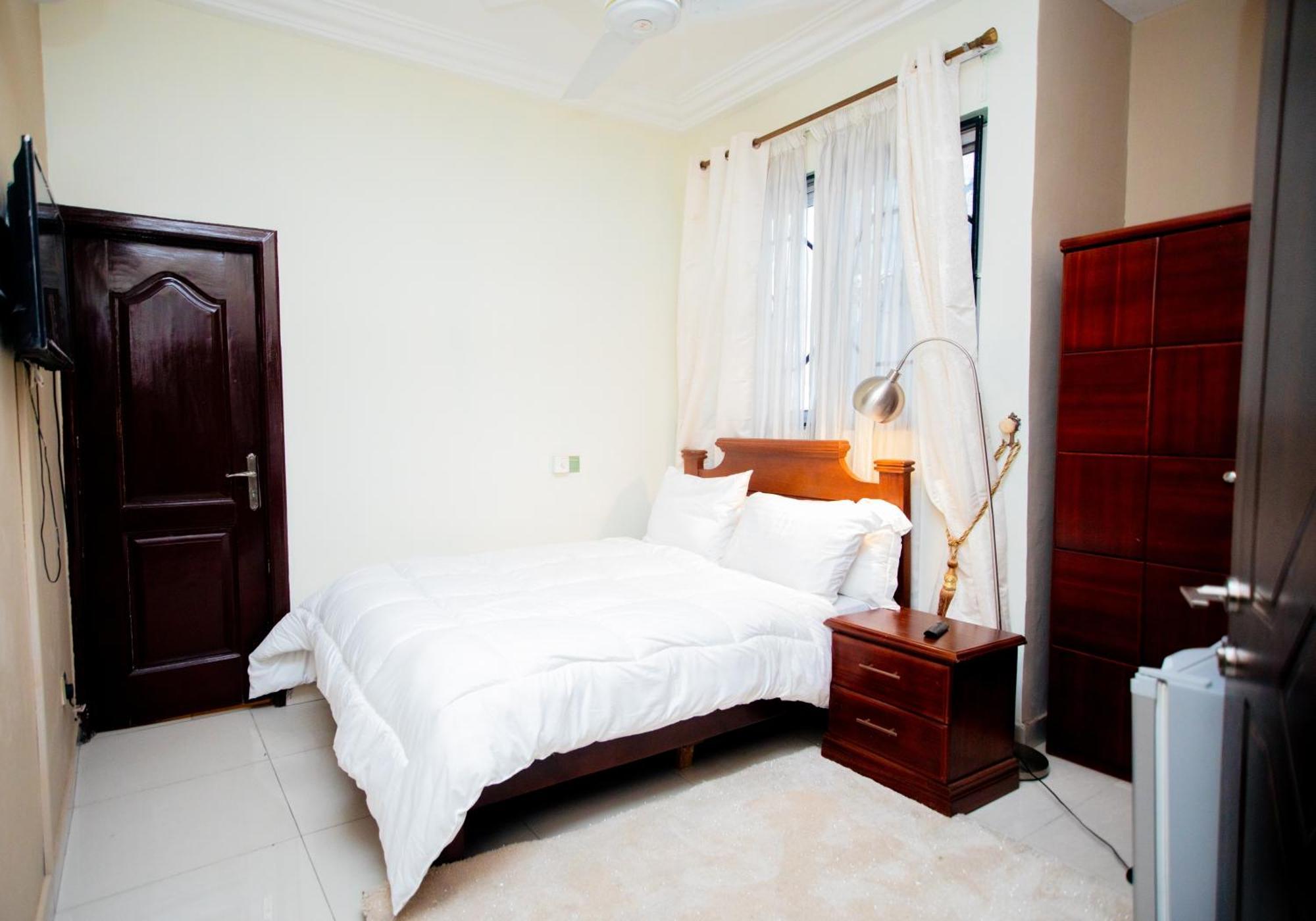 Aduk Guest House Airport City Άκρα Εξωτερικό φωτογραφία